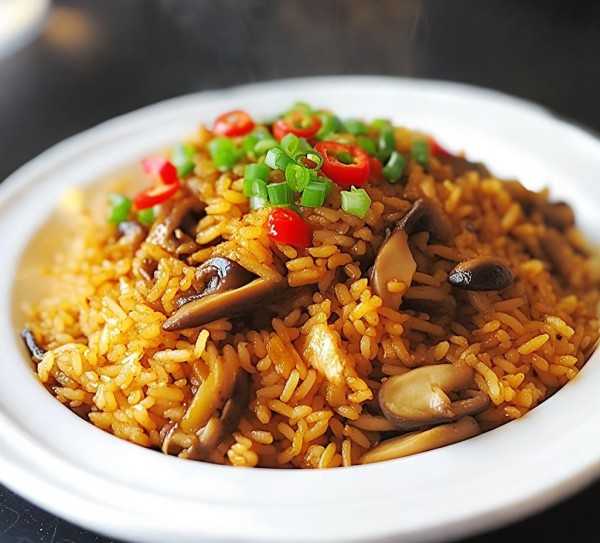 视觉盛宴与味蕾狂欢，香菇滑鸡盖浇饭的美味诱惑,香菇滑鸡盖浇饭，色香味俱全的美味佳肴，尽在视觉与味蕾的双重享受,香菇,第1张